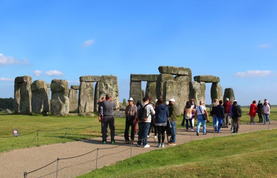 From London: Windsor Castle and Stonehenge Day Trip - How the Coach Ride Shapes Your Day (Restroom, Charging, and Staying Cool)