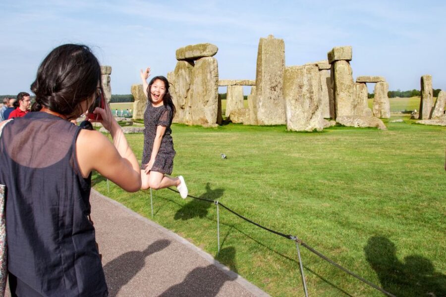 From London: Windsor Castle, Bath, and Stonehenge Day Trip - Coach Ride From London: Air-Conditioned Comfort, Live Guide, and Real Drop-Off Logic