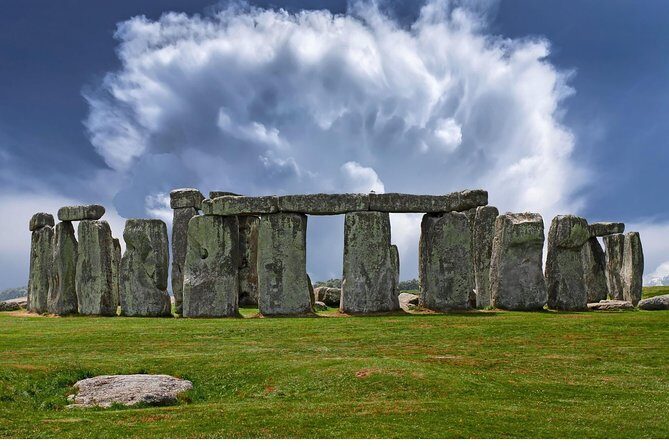 Private Chauffeured Minivan Tour of Stonehenge from London - Your time on-site: walking among the stones without feeling rushed