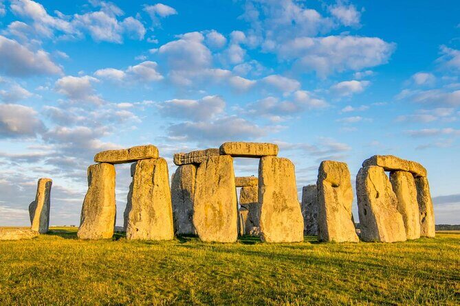 Private Full-Day Tour: London to Cotswolds, Bath & Stonehenge - No live commentary: how to make the most without a guide