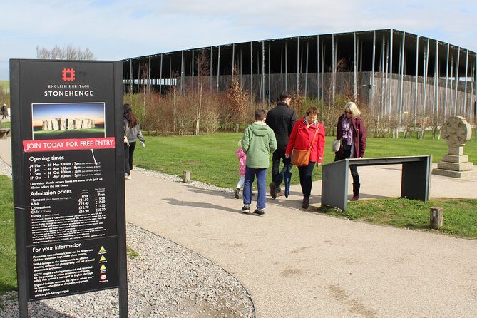 Private Pre Cruise Excursion Transfer London to Southampton Port Via Stonehenge - Practical Tips for a Smooth Pickup and Luggage Day