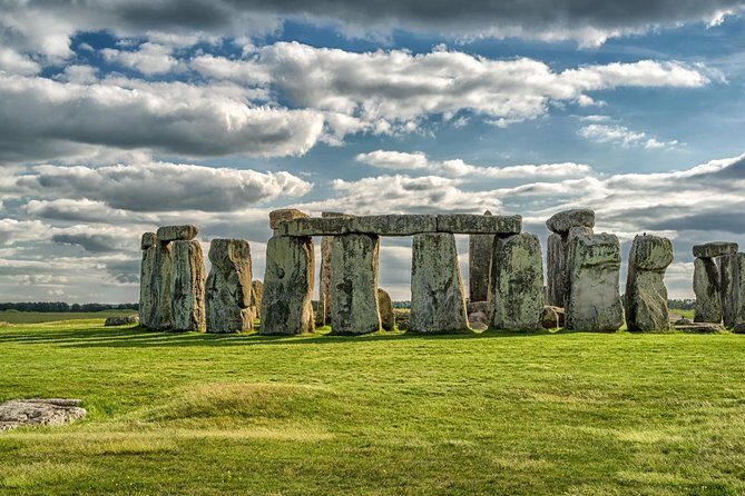 Small Group Cotswolds Village, Stonehenge and Bath Tour from London - The smart way to fit Stonehenge, Bath, and the Cotswolds in one day