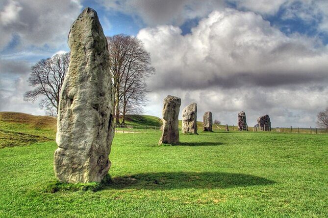 Stonehenge and The Stone Circles of Avebury Day Trip from London - What the Guide Adds on the Coach (and at the Sites)