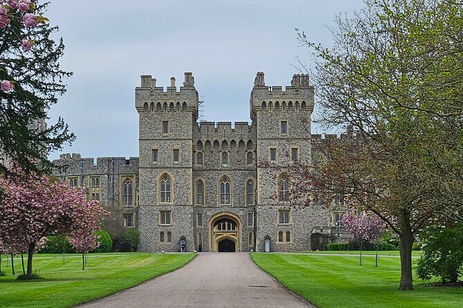 Transfer from Southampton to Heathrow via Stonehenge and Windsor - A private Southampton-to-Heathrow day with Stonehenge and Windsor