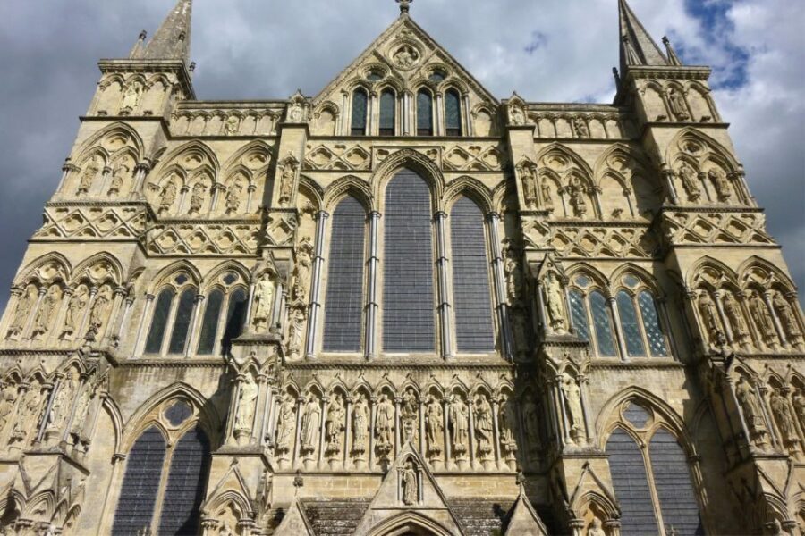 Windsor, Bath, Stonehenge & Salisbury with Christmas Lunch - Christmas lunch with wine: the meal is part of the plan