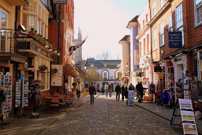 Windsor, Stonehenge and Bath Day Trip from London Spanish - The coach and guide details that affect your day